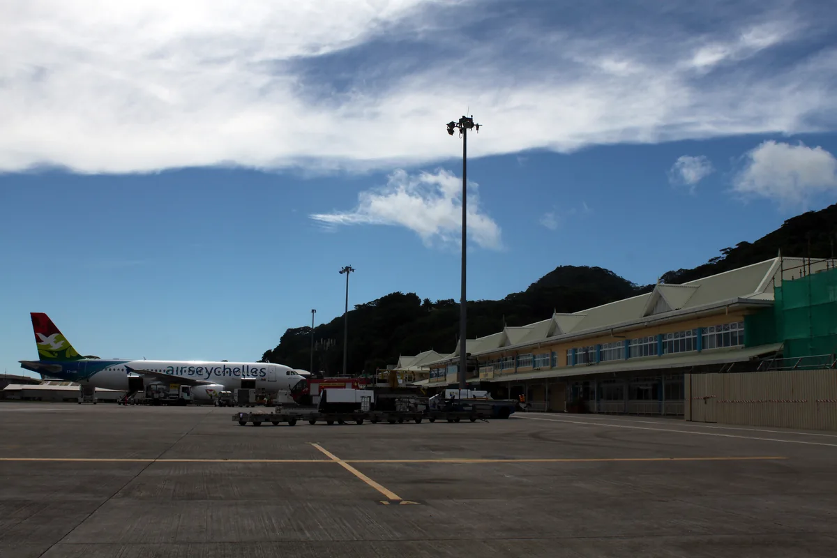 Flugzeug von Air Seychelles und Terminal am Seychelles International Airport im Jahr 2015