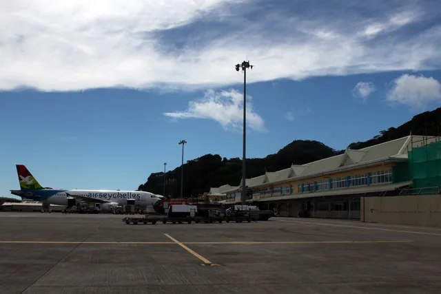 Flugzeug von Air Seychelles und Terminal am Seychelles International Airport im Jahr 2015