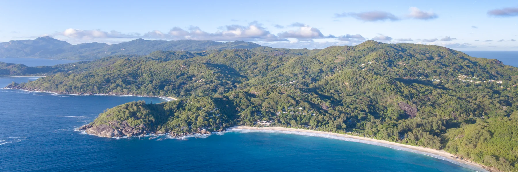 Strand Anse Intendance und bewaldete Hügel auf Mahé, Seychellen