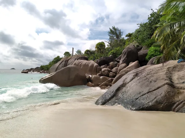 Granitblöcke und Brandung am Strand Anse Lazio auf Praslin