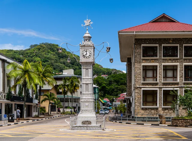 Uhrturm und Straßenkreuzung in Victoria auf Mahé, Seychellen